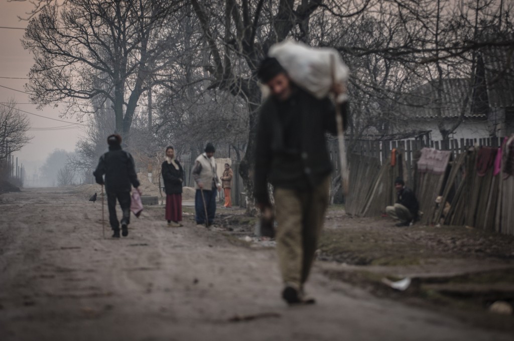 N.a.v. het boek, de Brandende kampongs van Generaal Spoor, werden twee indie-veteranen geïnterviewd en gefotografeerd voor het ND. In dit boek wordt een stukje geschiedenis blootgelegd waaruit blijkt dat een klein deel van het Nederlands leger zich tijdens de politionele acties schuldig heeft gemaakt aan oorlogsmisdaden. Iets wat nog steeds door de Nederlandse regering wordt ontkend. Indie-veteraan Steven Duyst vind dat men moet ophouden met het gooien van modder. Veteraan Cees de Graaf geeft Limpach, de schrijver van het boek, gelijk. We wisten het! Enkele weken voor het interview wilde Cees voor het eerst in zijn leven hierover praten. Al 75 jaar kampen beide veteranen met nachtmerries. Beiden missen een groot deel van hun jeugd tijdens de 2e WO en de Politionele acties.