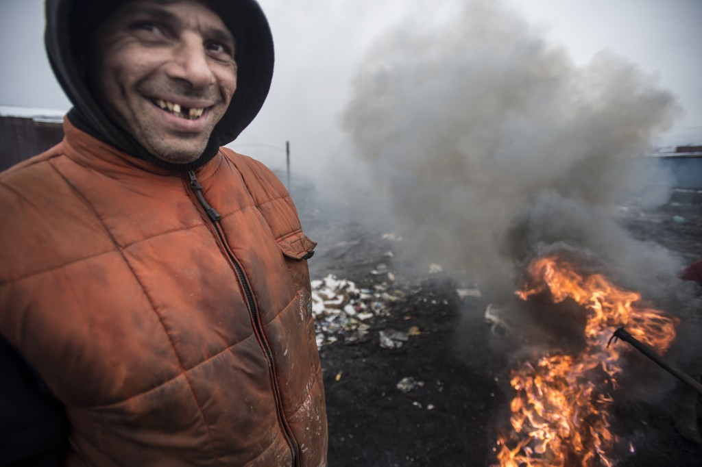 N.a.v. het boek, de Brandende kampongs van Generaal Spoor, werden twee indie-veteranen geïnterviewd en gefotografeerd voor het ND. In dit boek wordt een stukje geschiedenis blootgelegd waaruit blijkt dat een klein deel van het Nederlands leger zich tijdens de politionele acties schuldig heeft gemaakt aan oorlogsmisdaden. Iets wat nog steeds door de Nederlandse regering wordt ontkend. Indie-veteraan Steven Duyst vind dat men moet ophouden met het gooien van modder. Veteraan Cees de Graaf geeft Limpach, de schrijver van het boek, gelijk. We wisten het! Enkele weken voor het interview wilde Cees voor het eerst in zijn leven hierover praten. Al 75 jaar kampen beide veteranen met nachtmerries. Beiden missen een groot deel van hun jeugd tijdens de 2e WO en de Politionele acties.